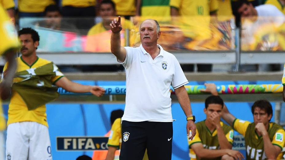 Luiz Felipe Scolari gesticula no jogo contra o Chile