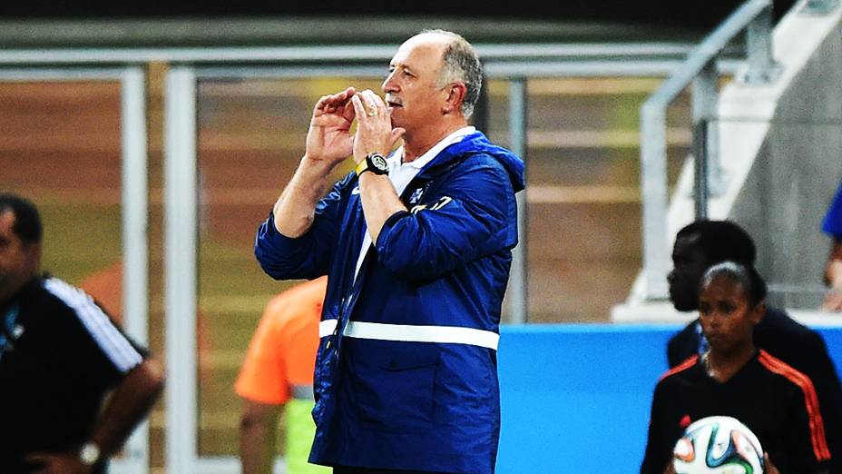 O técnico Luiz Felipe Scolari passa orientações para os jogadores no jogo contra a Colômbia