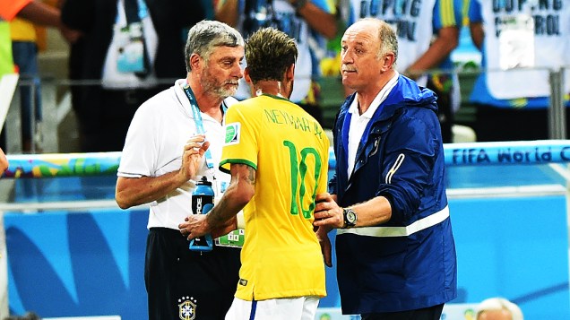 O técnico Luiz Felipe Scolari passa orientações à Neymar no jogo contra a Colômbia, em São Paulo