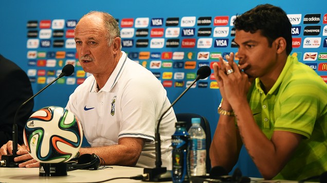 O técnico Luiz Felipe Scolari e o jogador Thiago Silva, durante coletiva de imprensa nesta sexta-feira (27)
