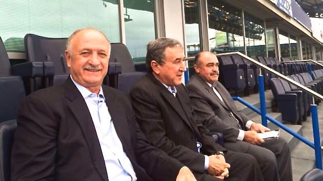 A comissão técnica da seleção brasileira em camarote do estádio do Chelsea, em Londres