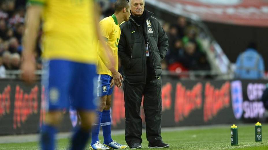O técnico Luiz Felipe Scolari comanda a seleção em sua reestreia, contra a Inglaterra, em Wembley