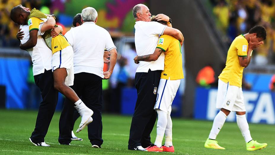 Felipão abraça Neymar após a vitória do Brasil sobre o Chile