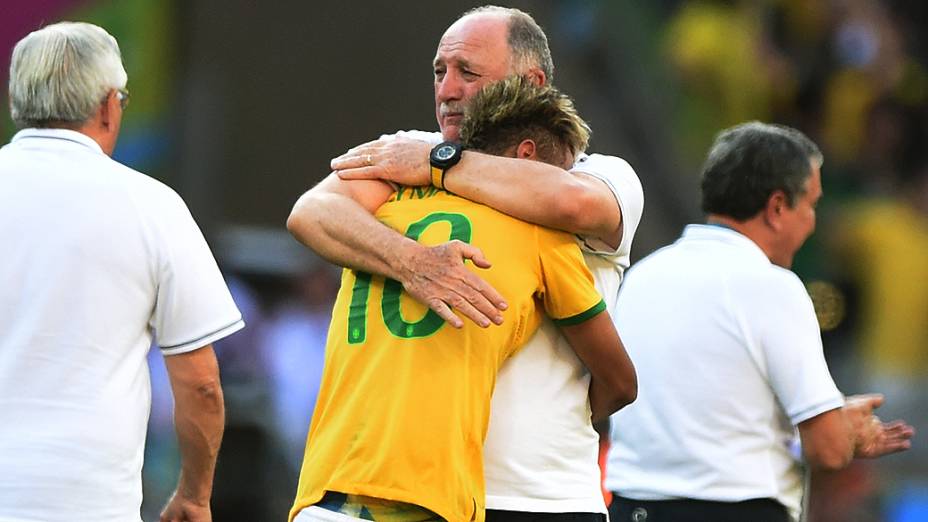 Felipão abraça Neymar após a vitória do Brasil sobre o Chile