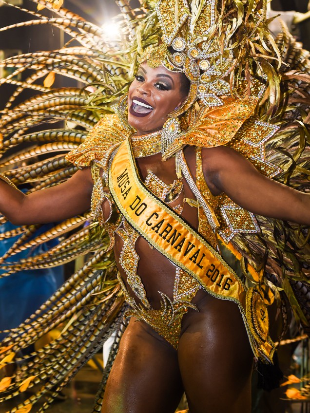 Musa da Unidos do Peruche, Michelle Tobias, durante o segundo dia de desfiles do carnaval do Grupo Especial de São Paulo, no Anhembi