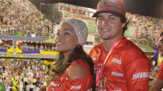 Felipe Dylon e esposa, a atriz Aparecida Petrowky, no Carnaval do Rio de Janeiro, em 20/02/2012