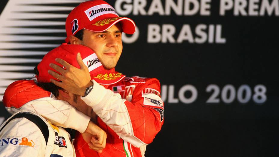 Felipe Massa abraça Lewis Hamilton após vencer o GP do Brasil, mas perder o campeonato para o piloto inglês. 02/11/2008