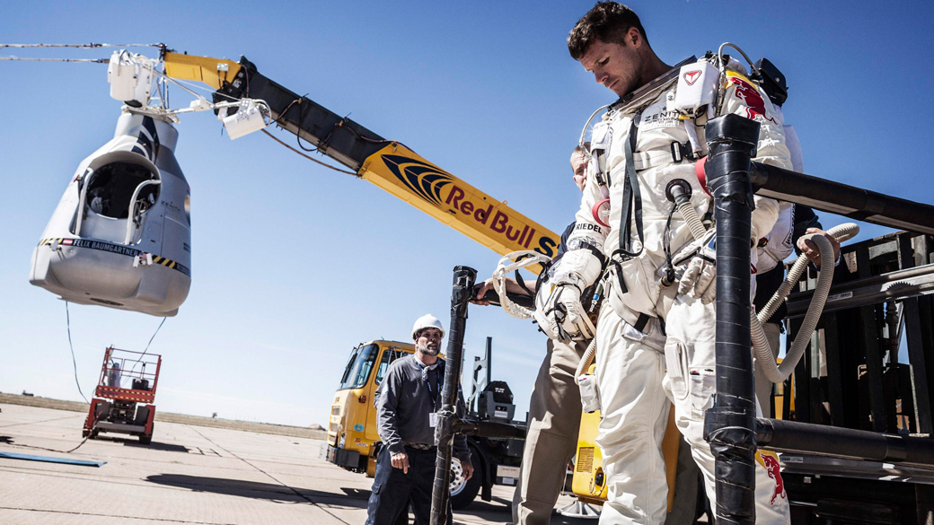 O austríaco Felix Baumgartner deixa cápsula após abortar missão por causa de ventos fortes em Roswell, Novo México EUA)