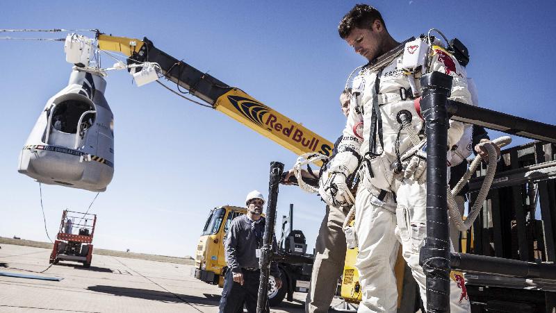 O austríaco Felix Baumgartner se prepara para saltar da estratosfera