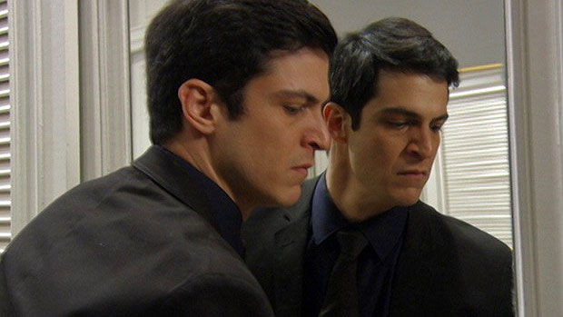 Félix (Mateus Solano) tranca o filho, Jonathan (Thalles Cabral), no armário