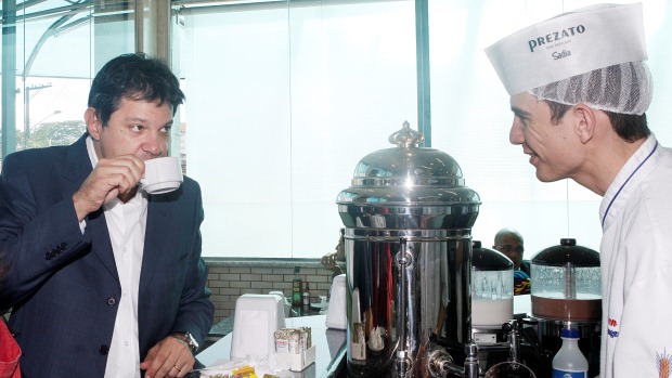 O candidato do PT à prefeitura de São Paulo, Fernando Haddad, toma café em padaria da zona leste