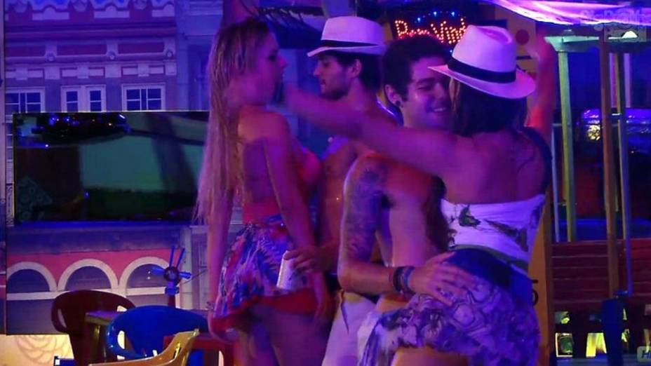 Fernanda e André, Nasser e Andressa curtem festa no BBB13