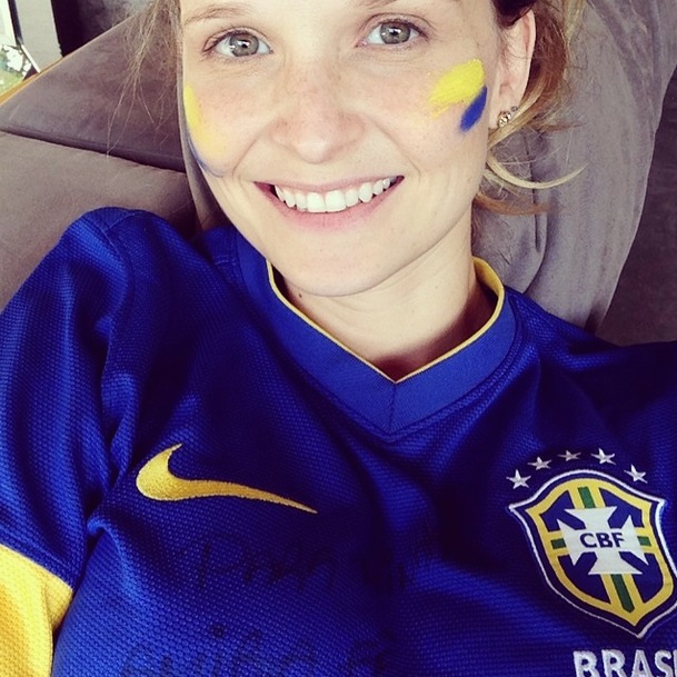 Fernanda Rodrigues com a camisa da Seleção Brasileira.