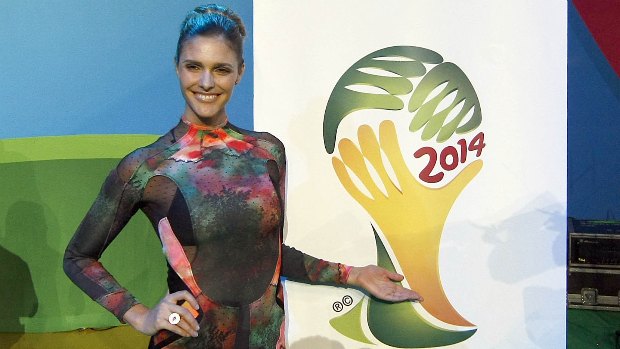 A atriz e apresentadora Fernanda Lima exibe logo da Copa 2014 em cerimônia na África do Sul
