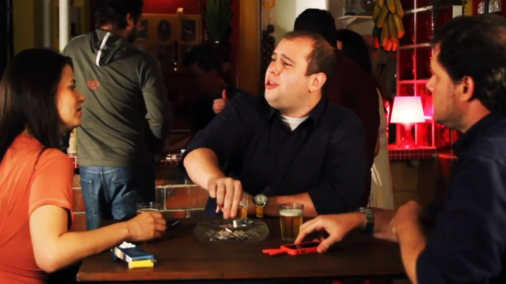 O tucano Miguel Fernández y Fernández levou ao ar a encenação em uma mesa de bar, com cerveja, para criticar o "politicamente correto" e defender os direitos dos fumantes