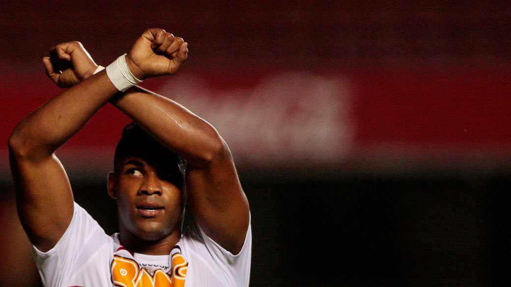 Jogador Fernandinho, do São Paulo, comemora após marcar gol contra a equipe do Bragantino, na disputa pelo Campeonato Paulista