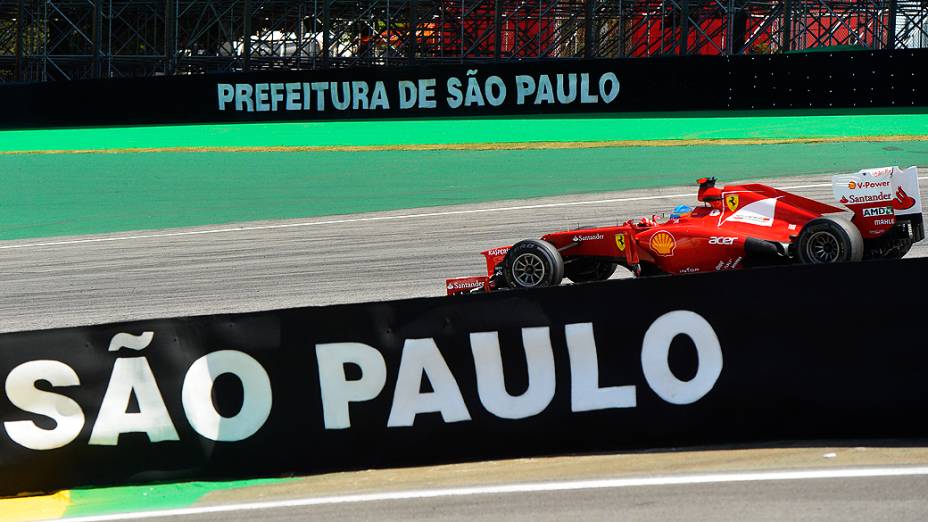 Fernando Alonso durante o primeiro treino livre do GP Brasil, nesta sexta-feira em Interlagos  