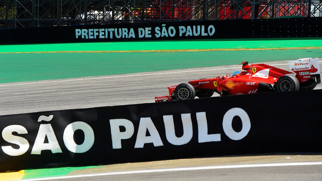 Fernando Alonso durante o primeiro treino livre do GP Brasil, no ano passado em Interlagos