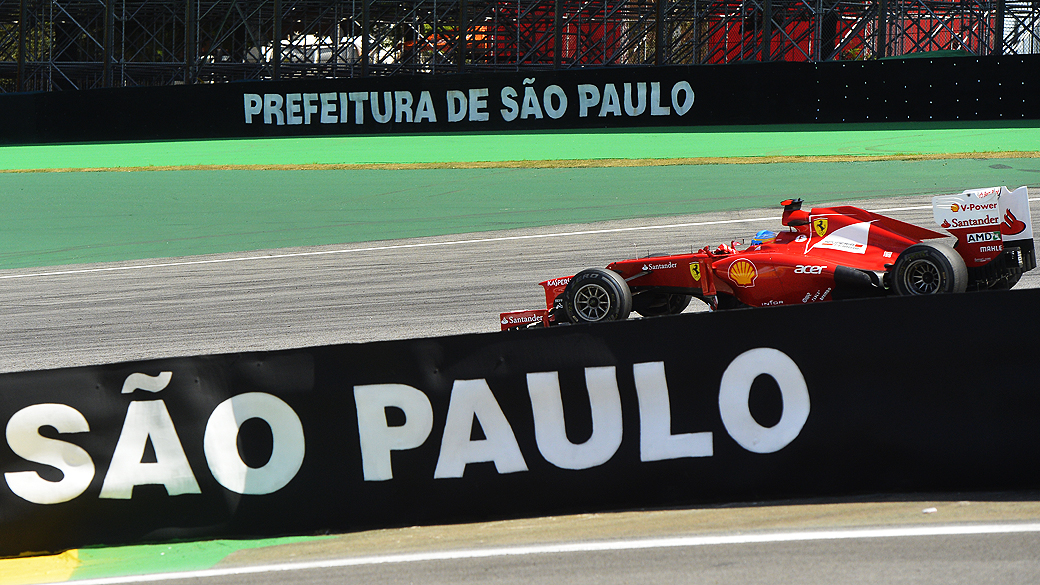 Fernando Alonso durante o primeiro treino livre do GP Brasil, no ano passado em Interlagos