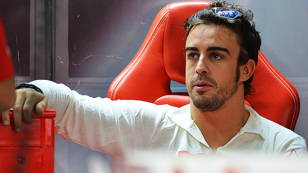 Fernando Alonso no box da Ferrari neste sábado (24/11), em Interlagos