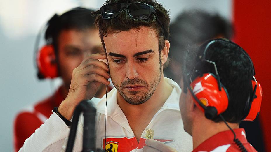 Fernando Alonso no box da Ferrari neste sábado (24/11), em Interlagos