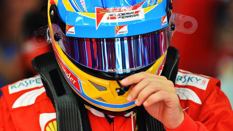 Fernando Alonso no box da Ferrari neste sábado (24/11), em Interlagos