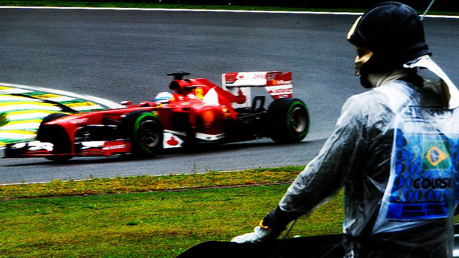 Fernando Alonso durante o treino classificatório no circuito de Interlagos, em São Paulo