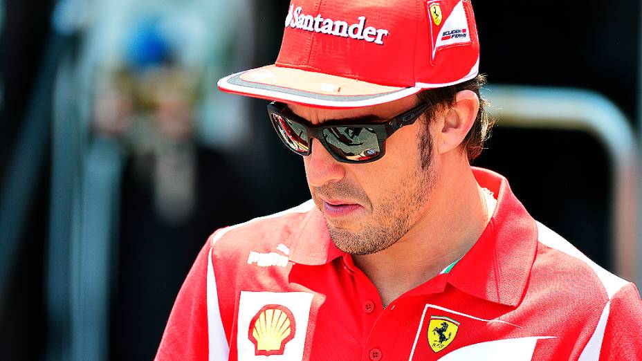 O espanhol Fernando Alonso no box da Ferrari em Interlagos