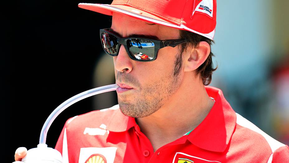 O espanhol Fernando Alonso no box da Ferrari em Interlagos