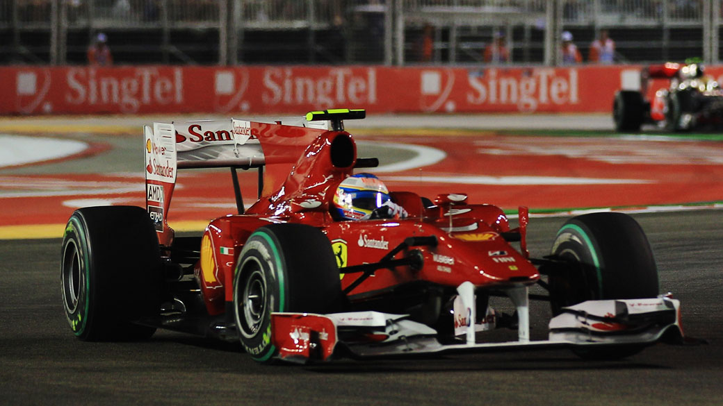 O espanhol Fernando Alonso é primeiro lugar no GP de Marina Bay, em Cingapura. 26 de setembro de 2010