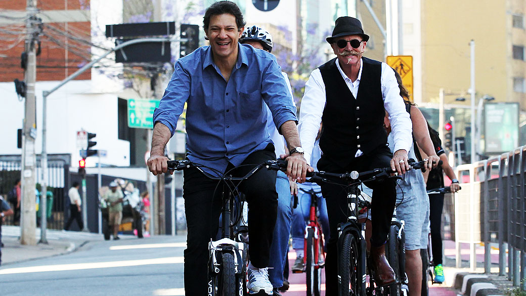 O prefeito de São Paulo, Fernando Haddad, participa de pedalada