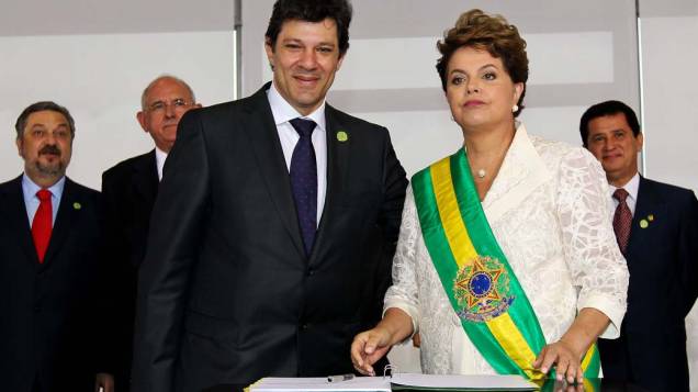 Fernando Haddad e a preseidente Dilma durante cerimônia de posse como ministro da educação