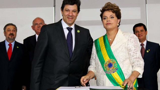 Fernando Haddad e a preseidente Dilma durante cerimônia de posse como ministro da educação
