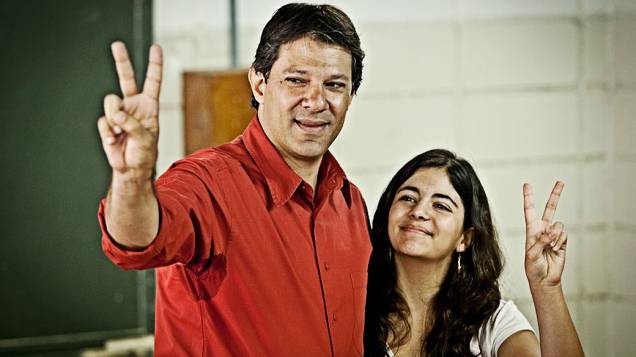 O candidato do PT à Prefeitura de São Paulo, Fernando Haddad, acompanhado pela filha, Ana Carolina, vota na Universidade Ibirapuera, em Moema, zona sul da cidade, neste domingo