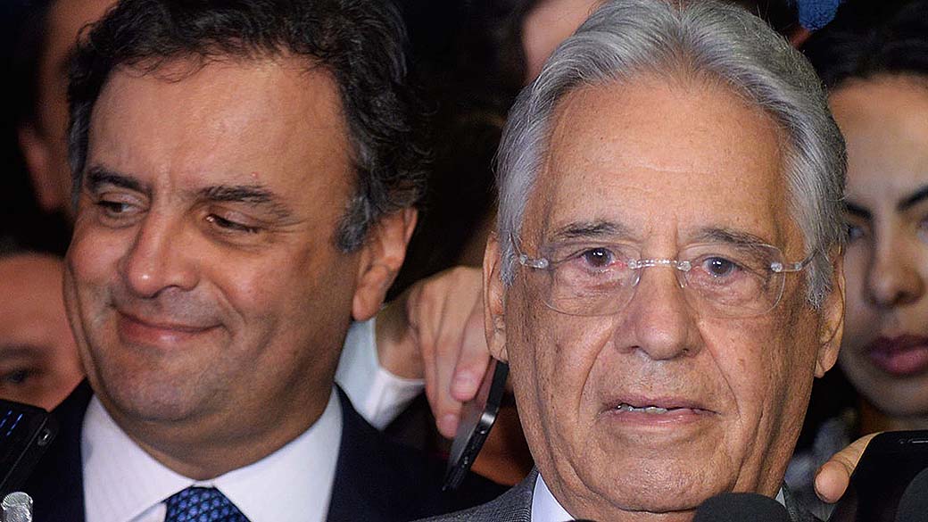 O ex-presidente Fernando Henrique Cardoso, ao lado dos senadores Renan Calheiros e Aécio Neves, antes da sessão no Congresso que celebra 20 anos do Plano Real