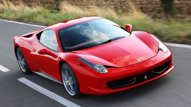 Ferrari 458 Italia: foi lançada em 2009, mas só chegou às lojas no ano seguinte. Motor V8, 4.5 litros, e 562 cavalos de potência. Custa 230.000 dólares