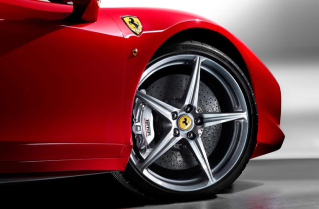 Na dianteira, a 458 Italia tem pneus 235/35 R20 de 8,5 polegadas