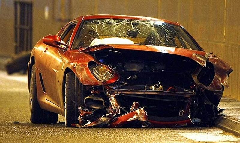 Ferrari 599 GTB Fiorano de Cristiano Ronaldo destruída após batida em túnel na Inglaterra