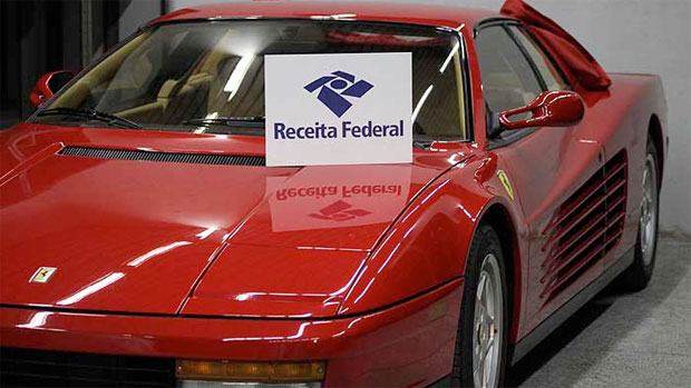 Uma das duas Ferraris apreendidas pela Receita Federal em Minas Gerais. Ambas estão avaliadas em 300 mil reais e possuíam placas idênticas