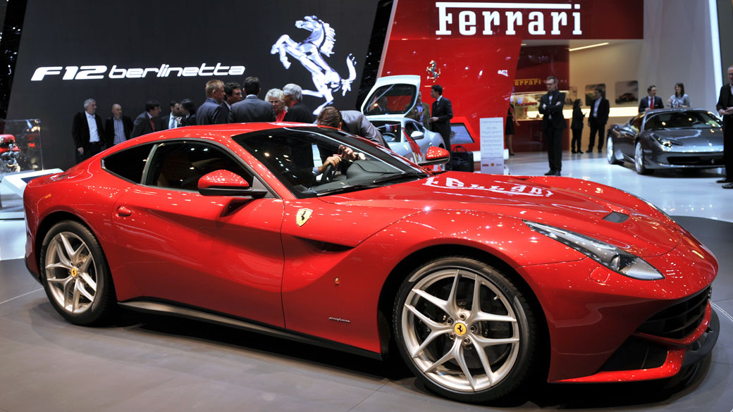 Ferrari F12 Berlinetta em exposição no Salão de Genebra