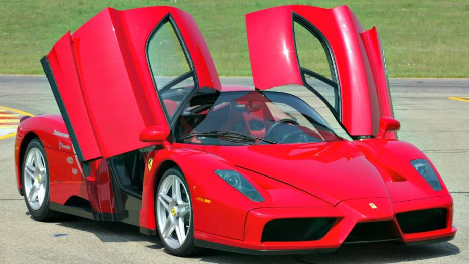 A Enzo teve apenas 399 unidades produzidas: tem motor V12 de 5.998 cm³, 48 válvulas e 660 cavalos de potência. Faz de 0 a 100 km/h em 3,7 segundos e chega à velocidade máxima de 350 km/h