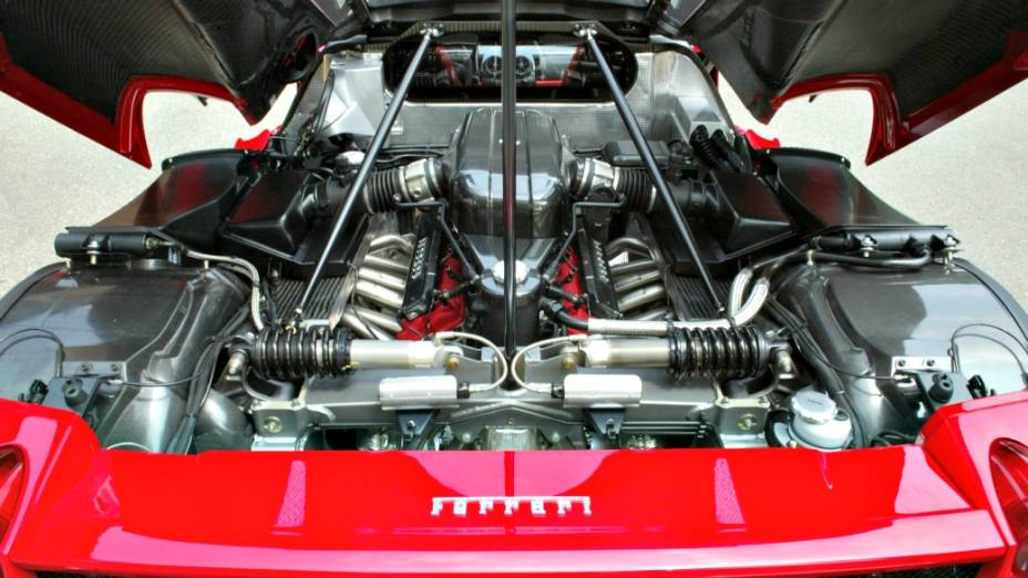 A Enzo teve apenas 399 unidades produzidas: tem motor V12 de 5.998 cm³, 48 válvulas e 660 cavalos de potência. Faz de 0 a 100 km/h em 3,7 segundos e chega à velocidade máxima de 350 km/h