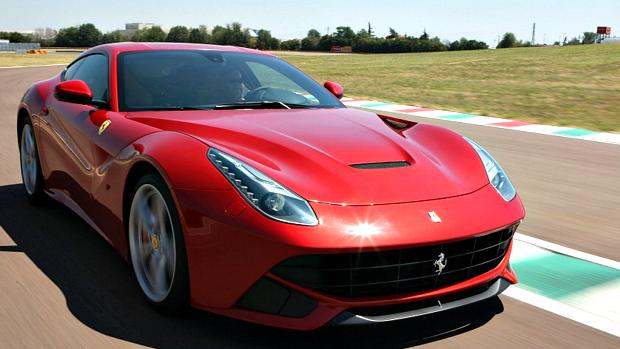 Ferrari F12berlinetta - A Ferrari de rua mais rápida já produzida deve desembarcar no país em março custando mais de 3 milhões de reais - na Europa o preço dela é de pouco mais de 275 mil euros, ou 700.000 reais. Ela traz debaixo do capô um V12 de 6.262 cm³ capaz de entregar 740 cv e 70,4 kgfm de torque máximo. A aceleração de 0 a 100 km/h é feita em 3.1 segundos e a velocidade máxima é de 340 km/h