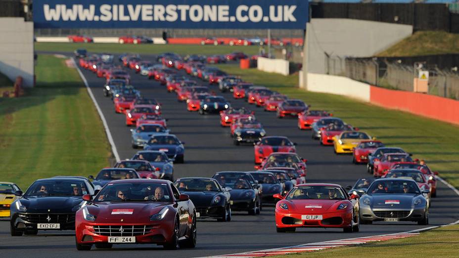 Encontro de Ferraris no circuito de Silverstone, na Inglaterra