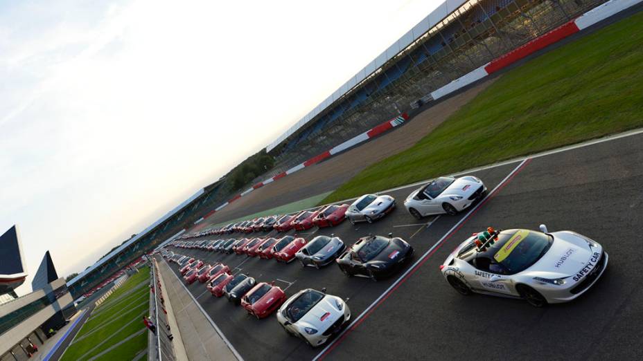 Encontro de Ferraris no circuito de Silverstone, na Inglaterra