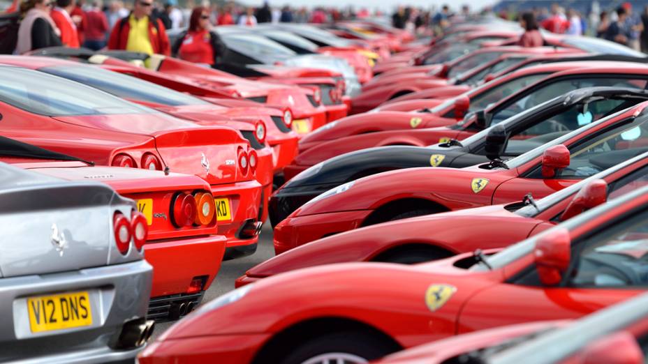 Encontro de Ferraris no circuito de Silverstone, na Inglaterra