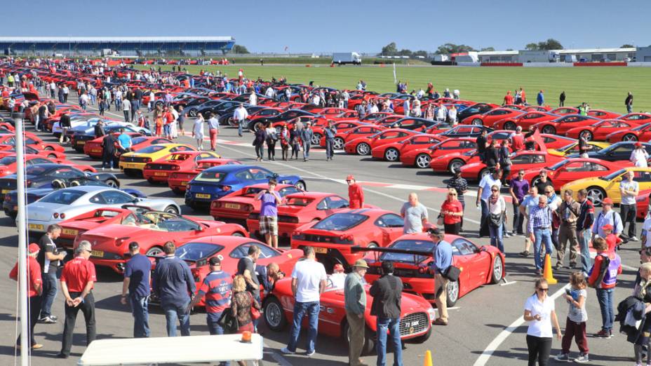 Encontro de Ferraris no circuito de Silverstone, na Inglaterra