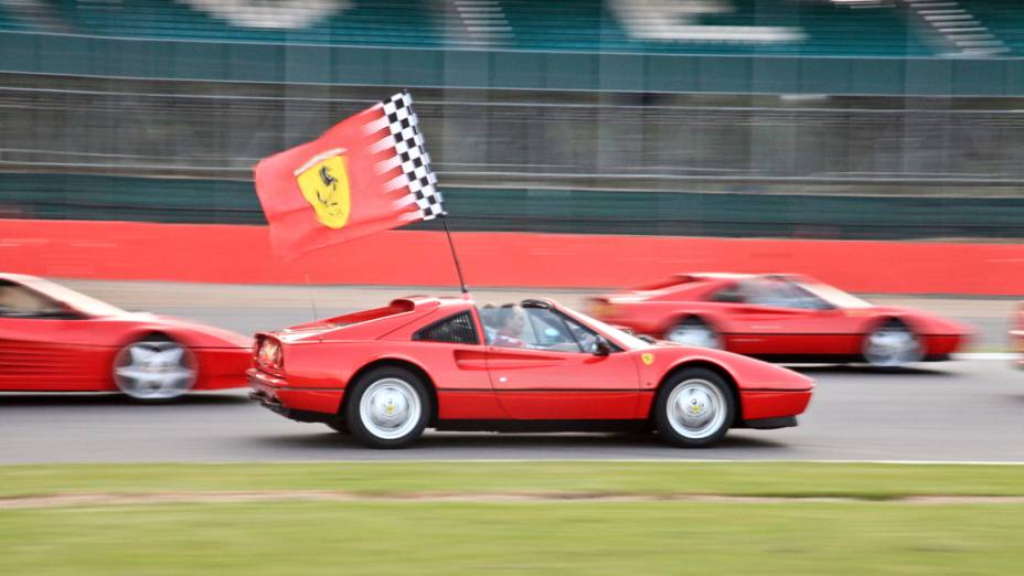 Encontro de Ferraris no circuito de Silverstone, na Inglaterra