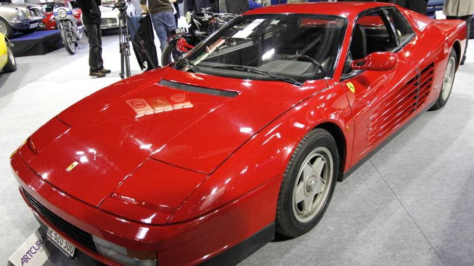 Ferrari Testarossa 1987, que pertencia ao ator francês Alain Delon e foi leiloada em Paris