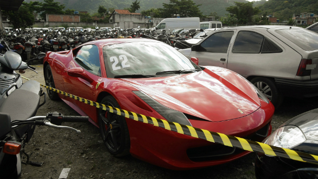 Ferrari de Thor Batista, filho do empresário Eike Batista, apreendida por estar sem placa dianteira, em depósito do Detran-RJ